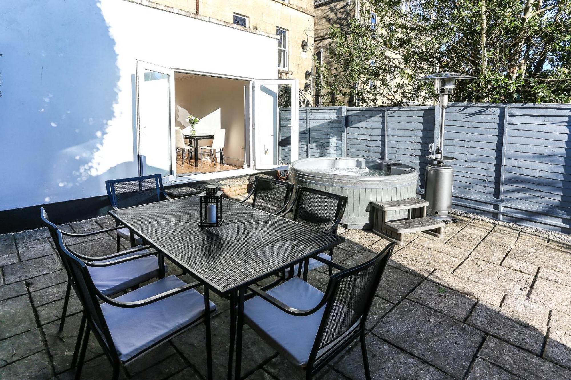 Apartment Garden With Hot Tub