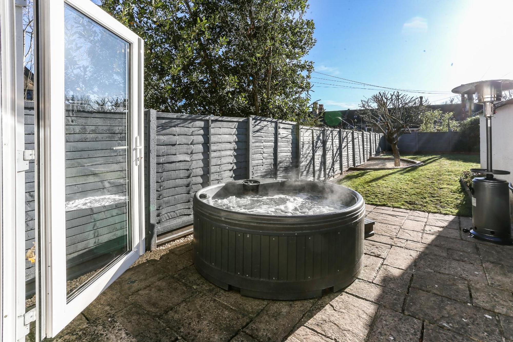 Apartment Garden With Hot Tub