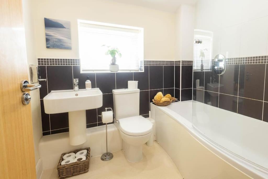 The Wellness Lodge- Gym, Table Tennis, Cinema, Parking And More! Holiday home *