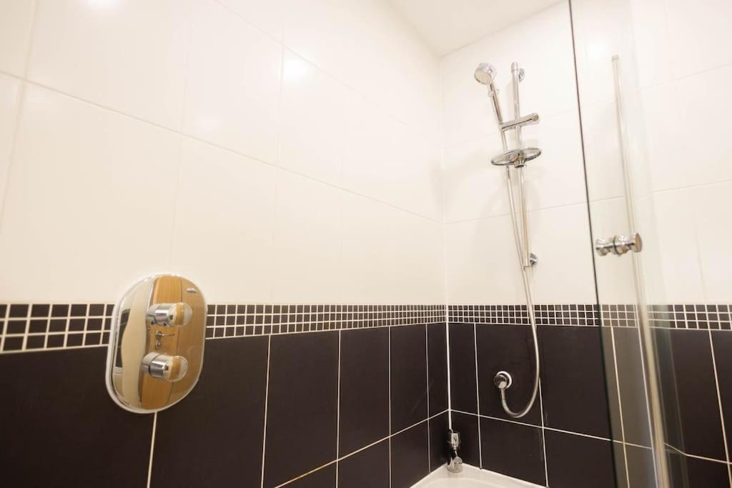 The Wellness Lodge- Gym, Table Tennis, Cinema, Parking And More! Holiday home