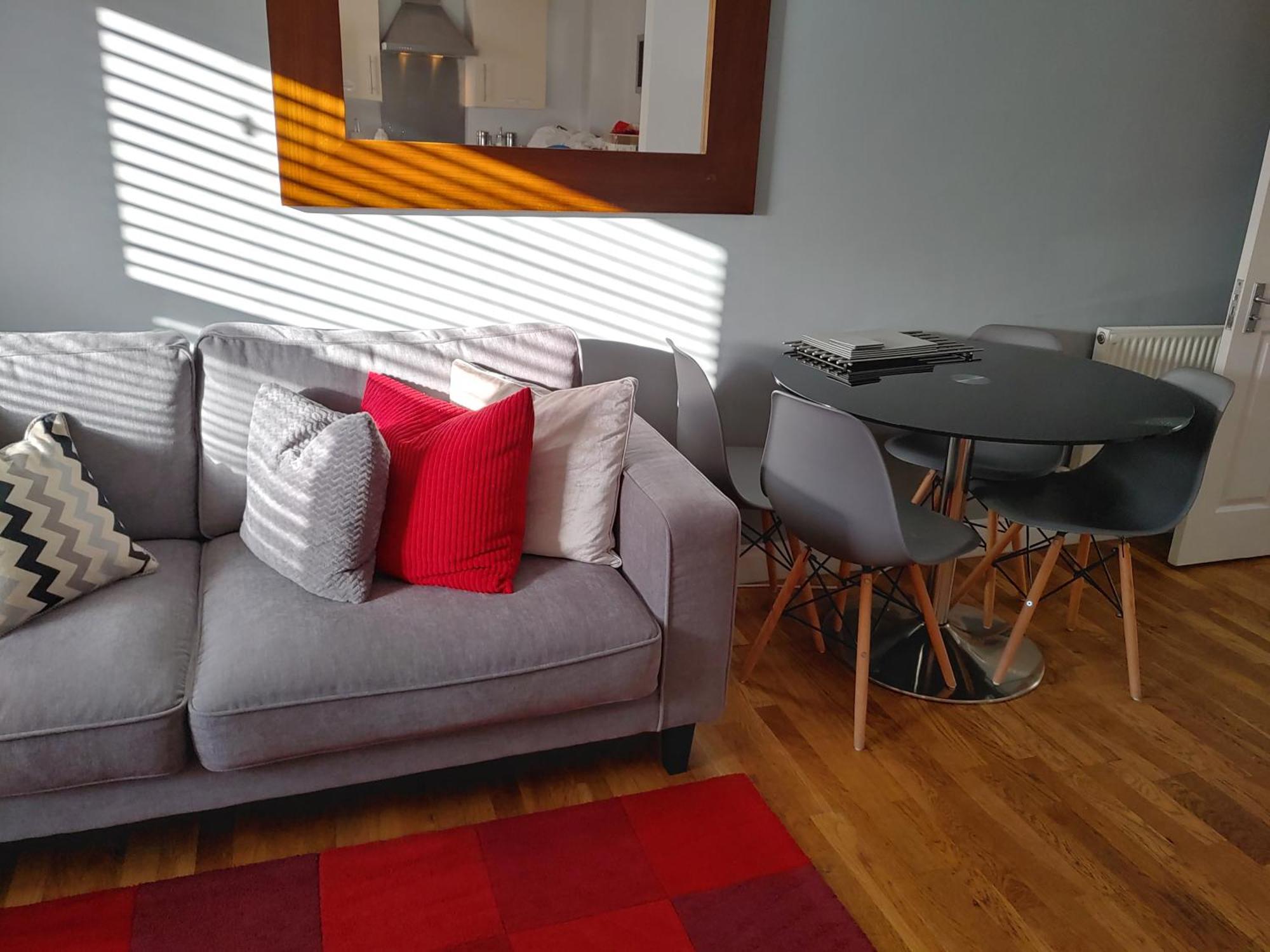 The House - Free 1st Breakfast - Free Parking Apartment *