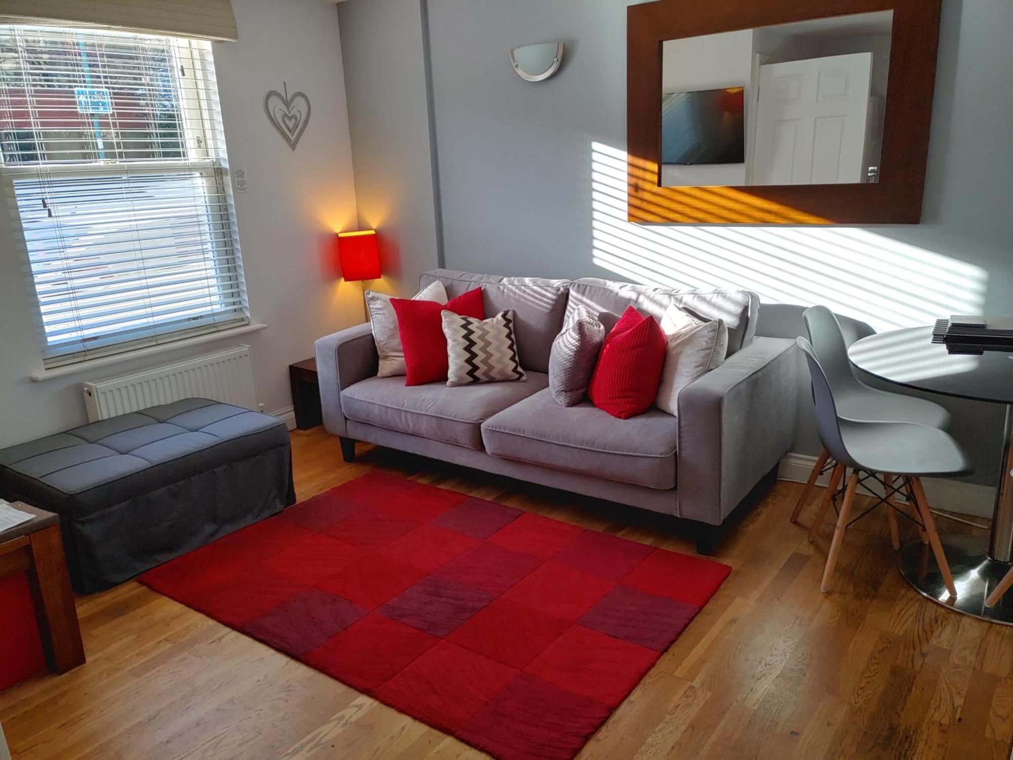 The House - Free 1st Breakfast - Free Parking Apartment *