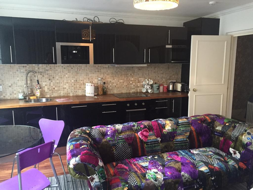 City Centre - Rivers Street, Quiet 2 Bed Ground Floor Georgian Garden Apartment 4*