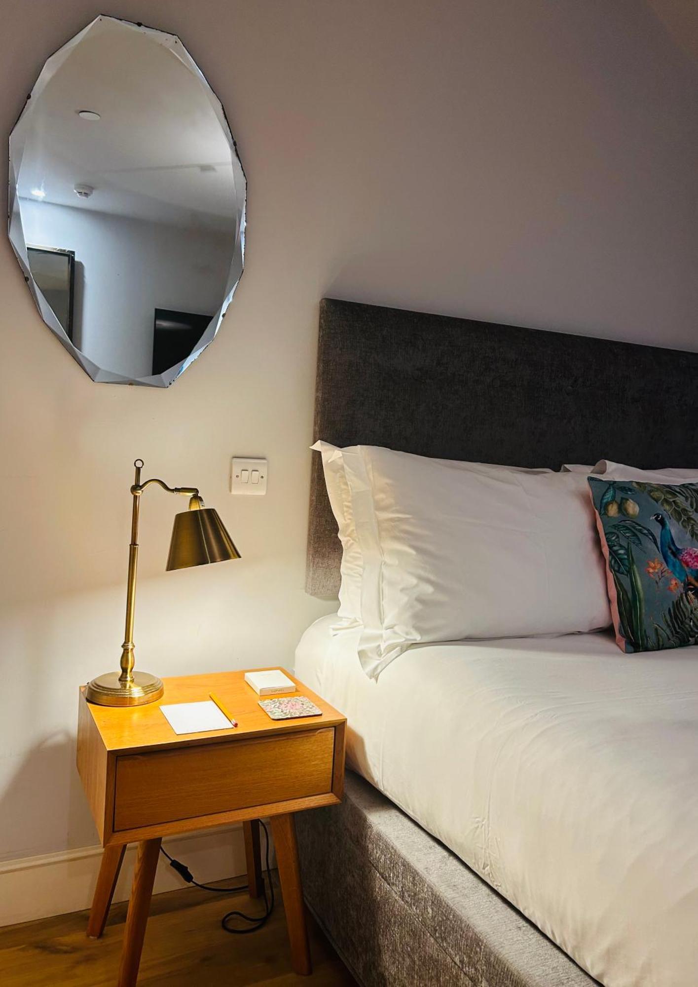 Hotel Eight Bath
