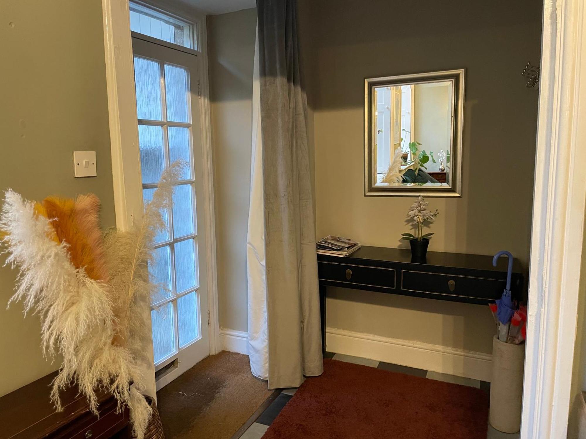 The Pickwick House 2 Bedroom Free Parking Apartment *