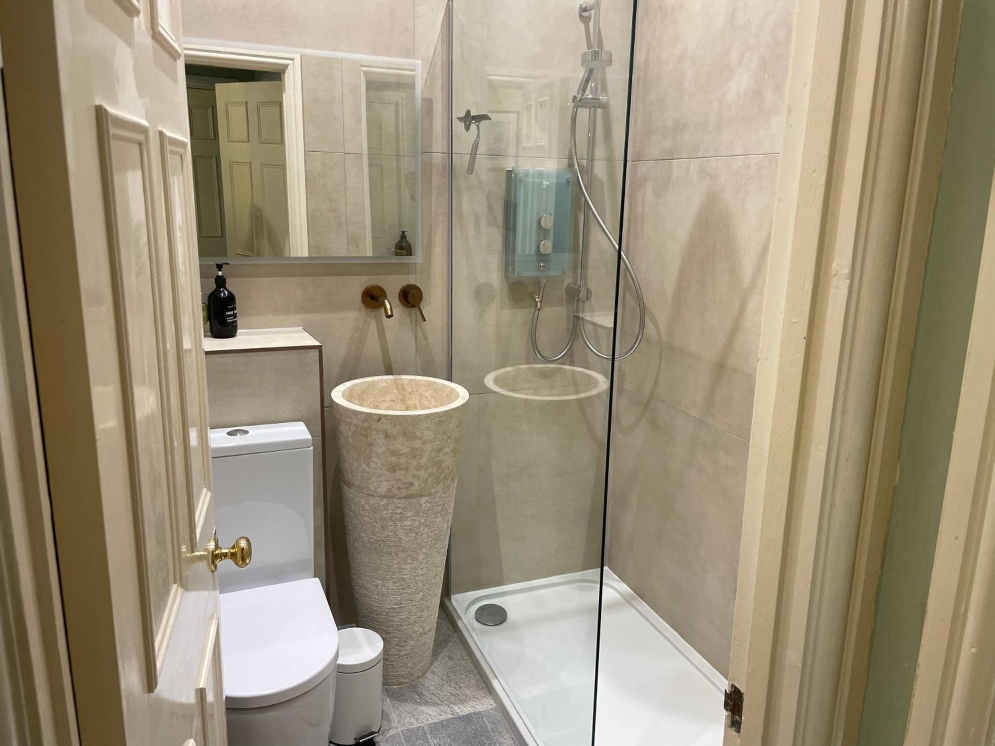 The Pickwick House 2 Bedroom Free Parking * Bath