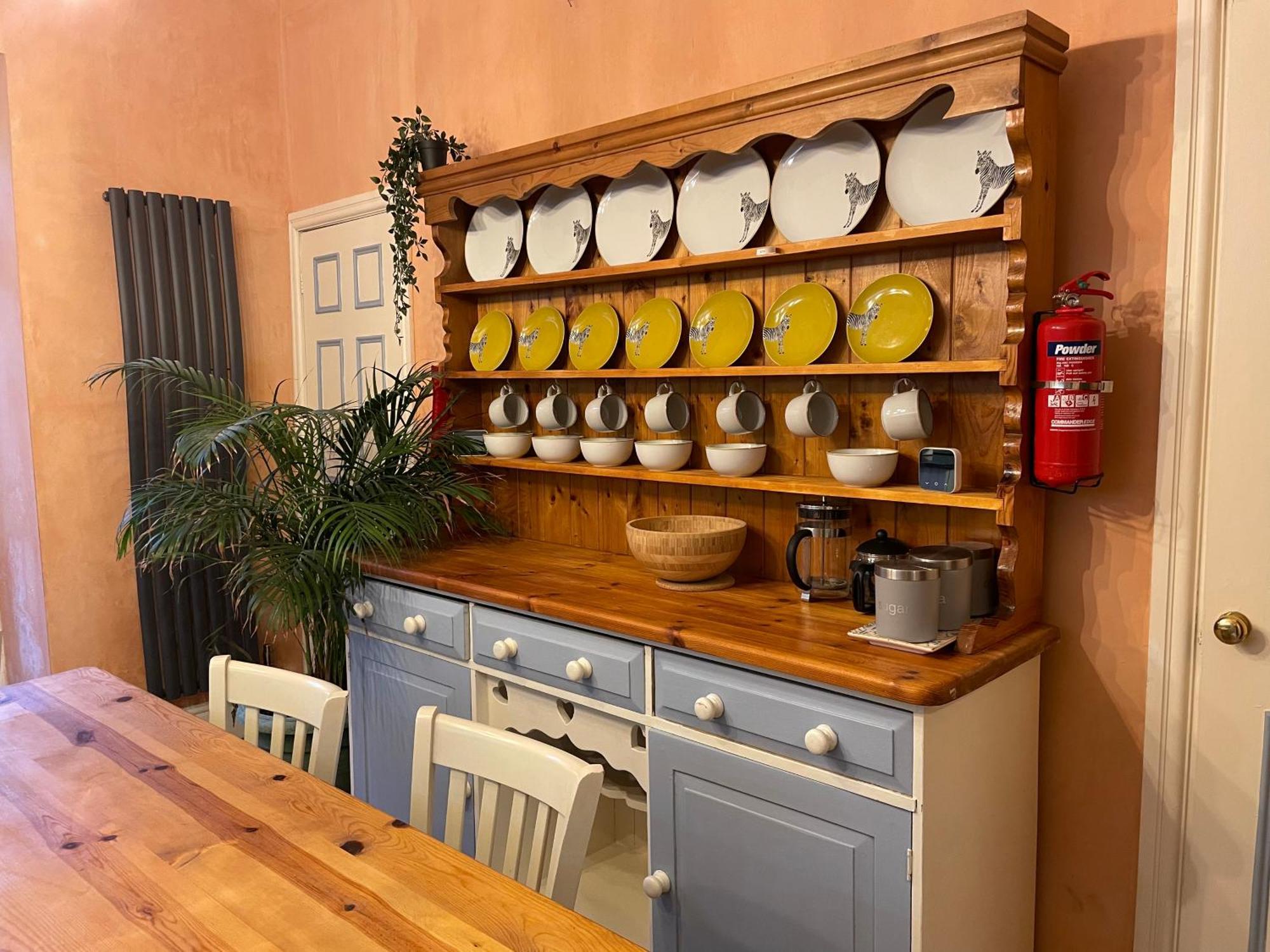 The Pickwick House 2 Bedroom Free Parking Apartment Bath
