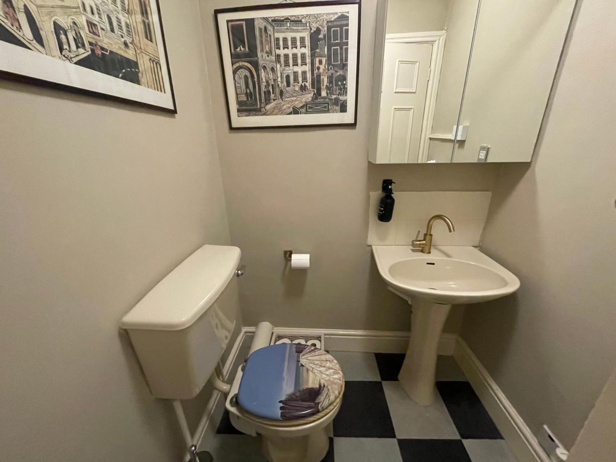 The Pickwick House 2 Bedroom Free Parking Apartment