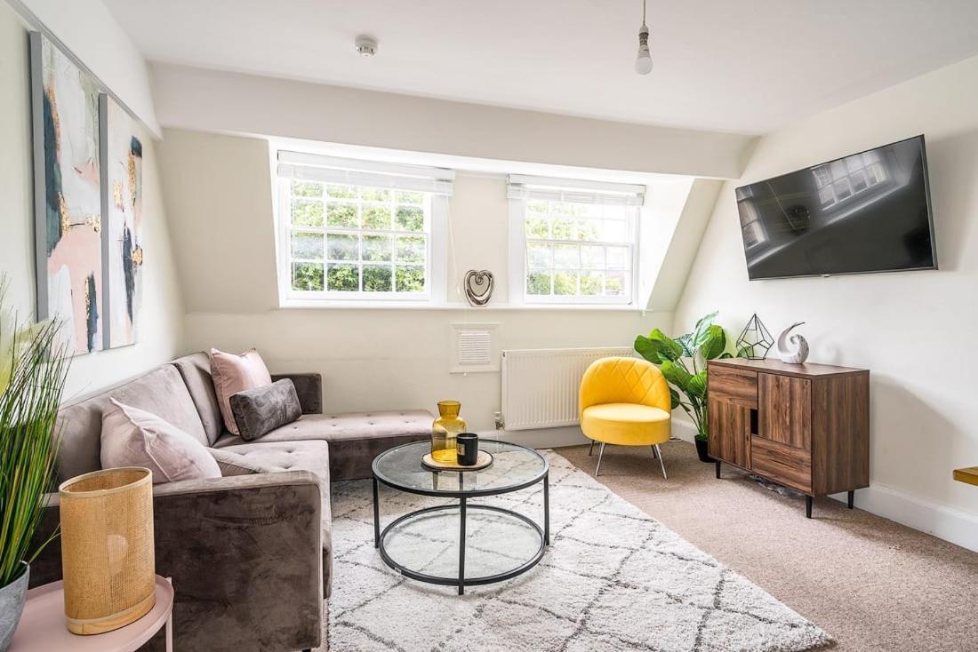 Beautiful Character 3 Bed Centre Bath