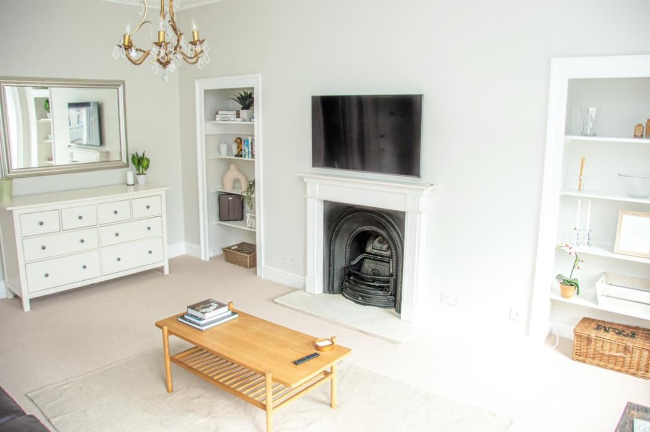 Beautiful Georgian One Bedroom Apartment Bath