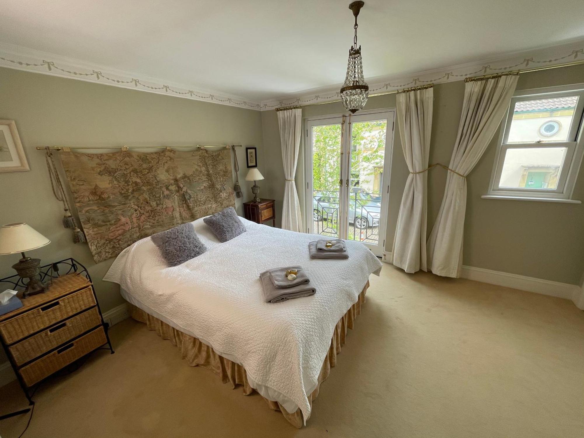 Circus Mews Townhouse:2 Beds:2 En-suite Baths:parking:city Centre:quiet Area