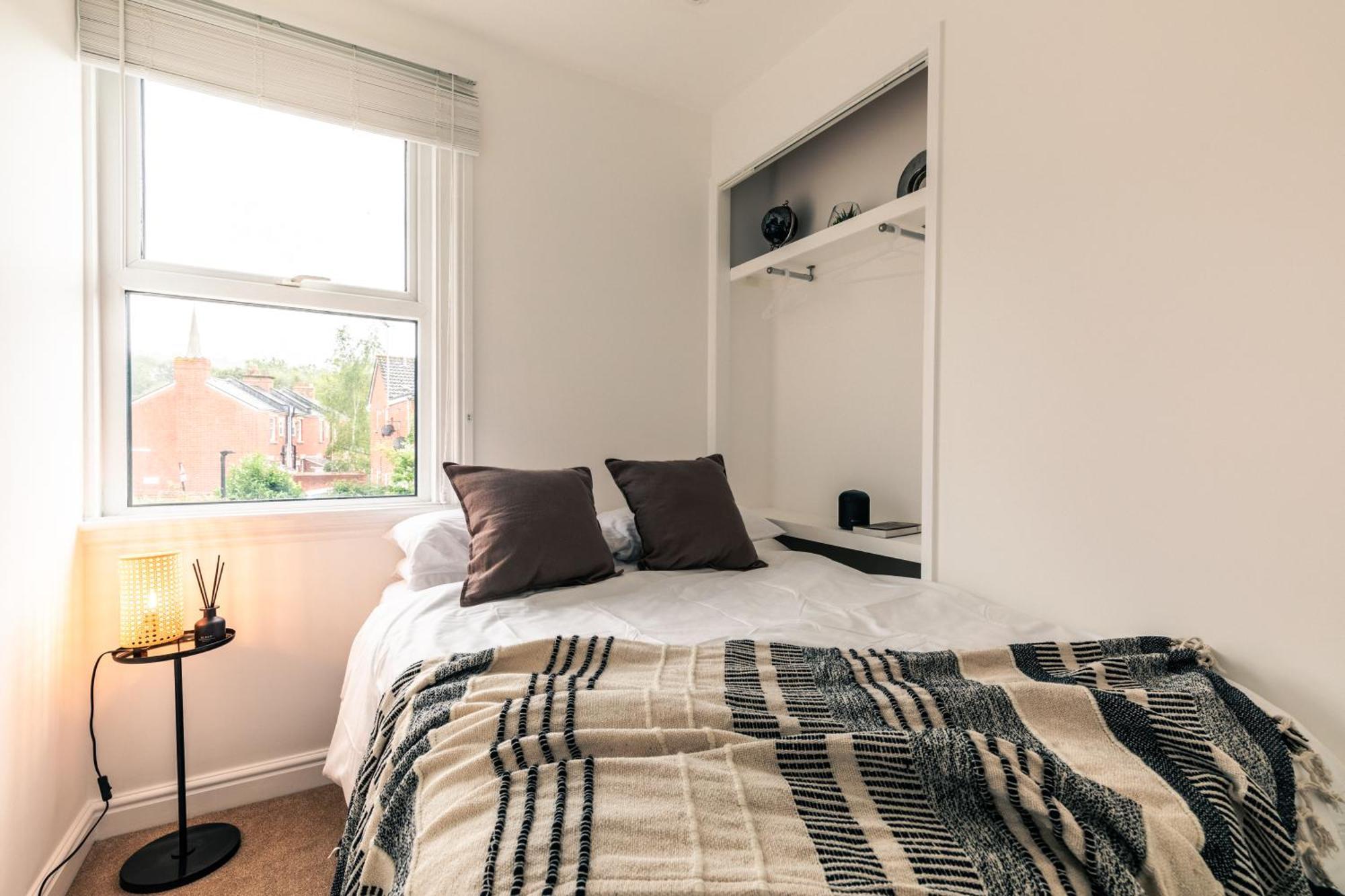 The Broadway - 2 Bedrooms With Parking, Apartment Bath