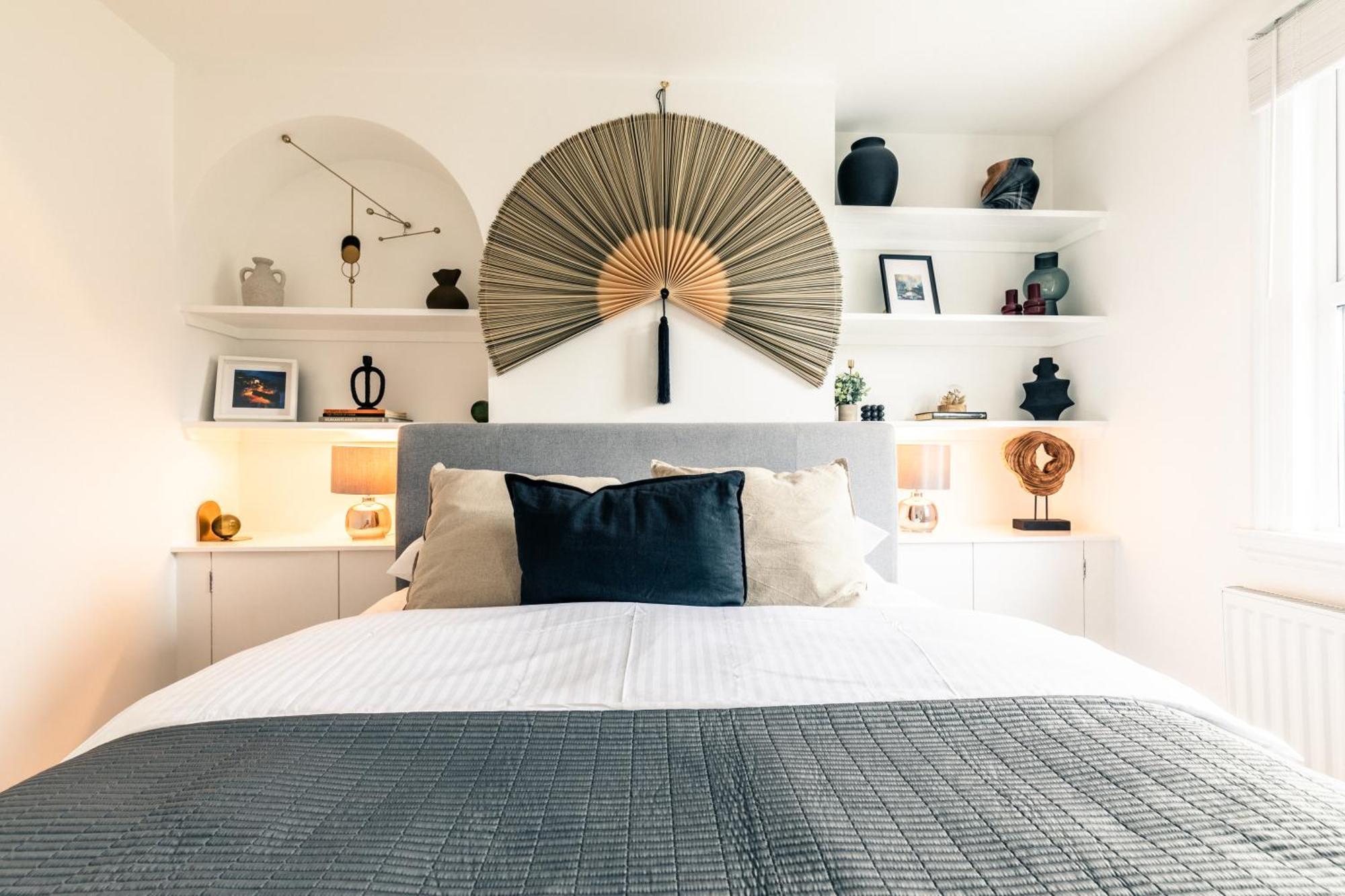 The Broadway - 2 Bedrooms With Parking, Bath
