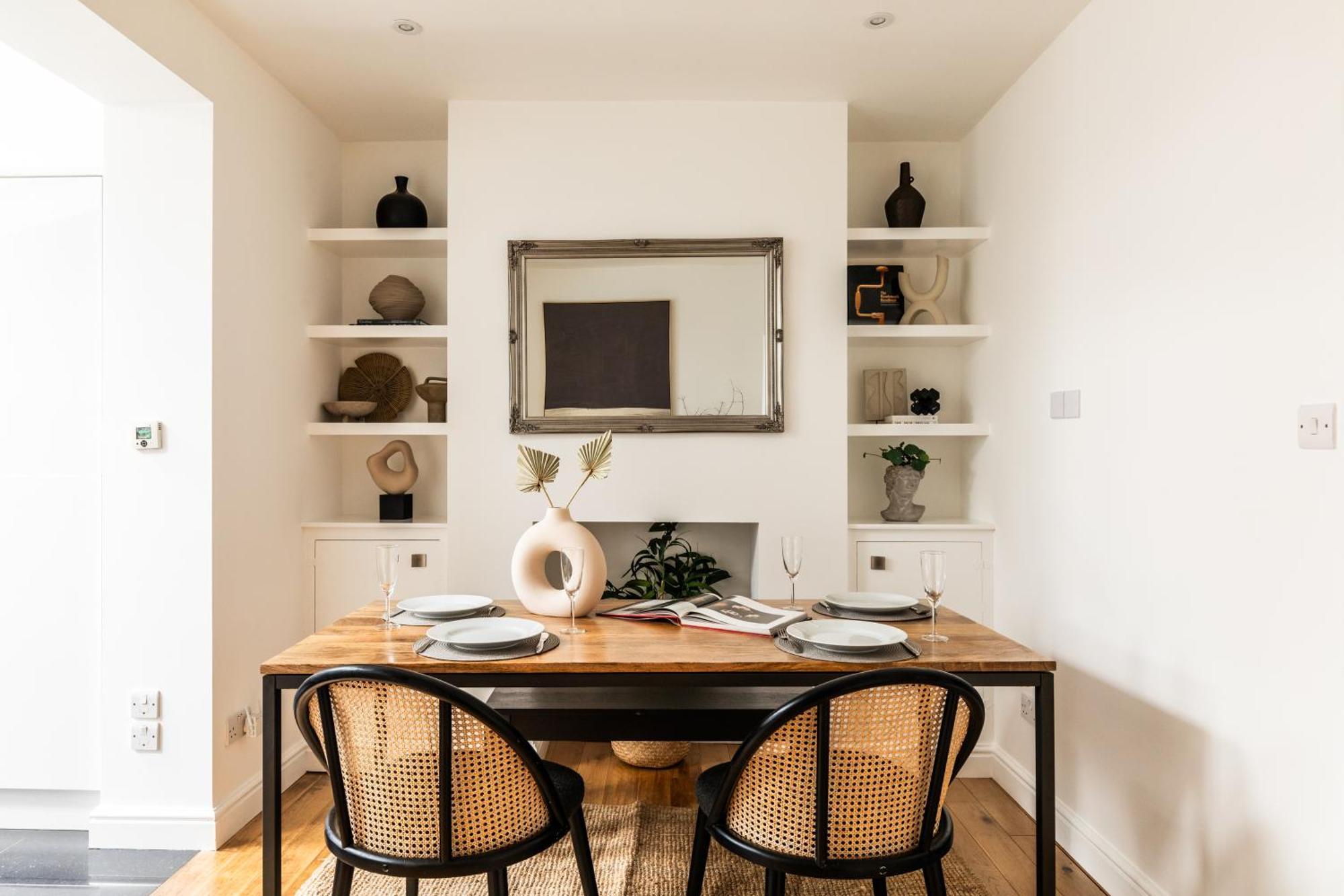 The Broadway - 2 Bedrooms With Parking,