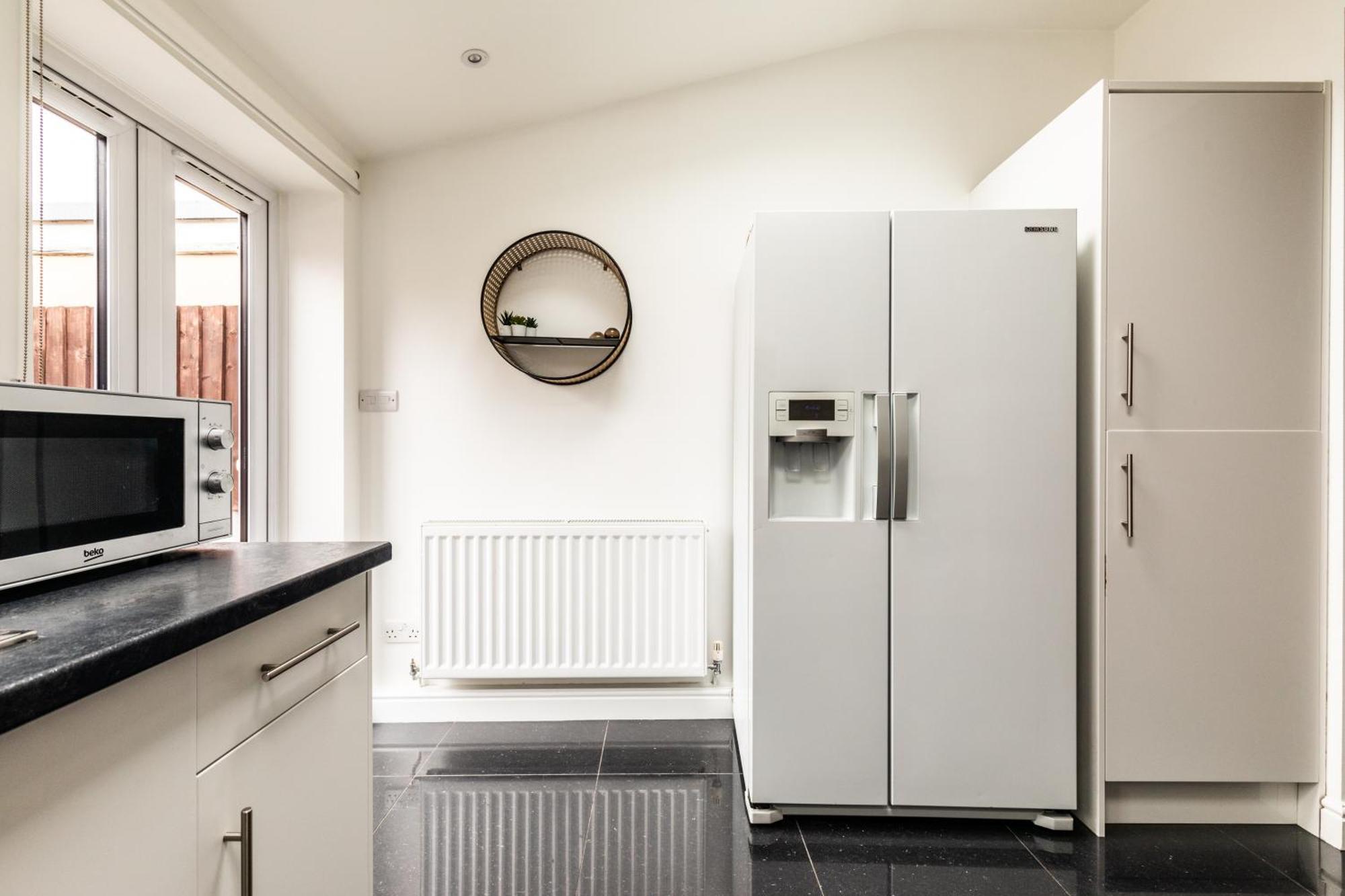 The Broadway - 2 Bedrooms With Parking, Apartment *