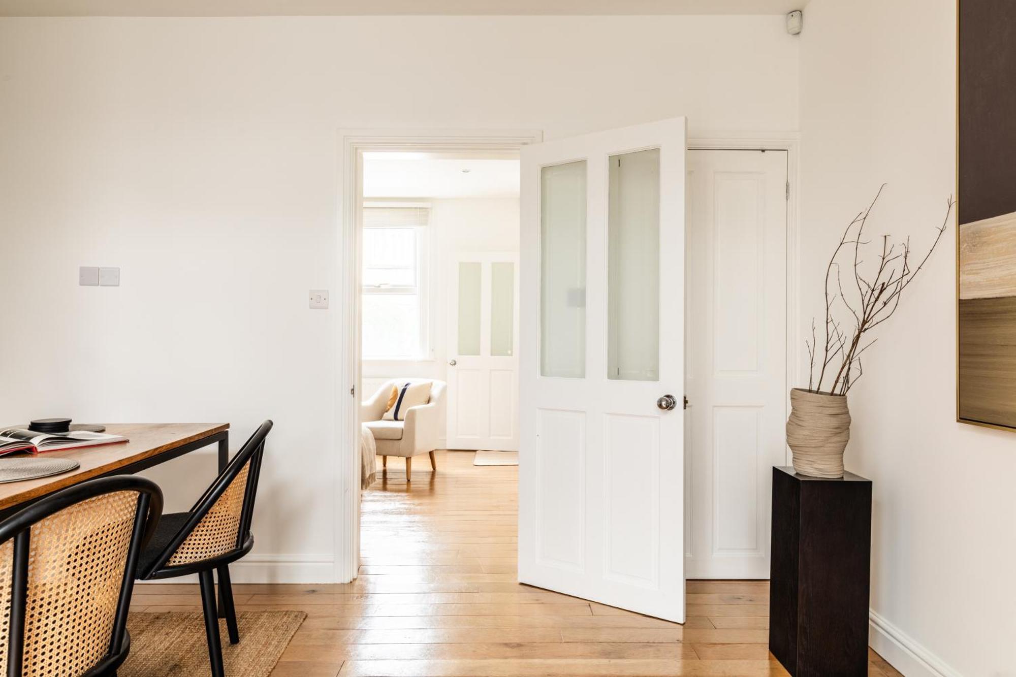 The Broadway - 2 Bedrooms With Parking, * Bath