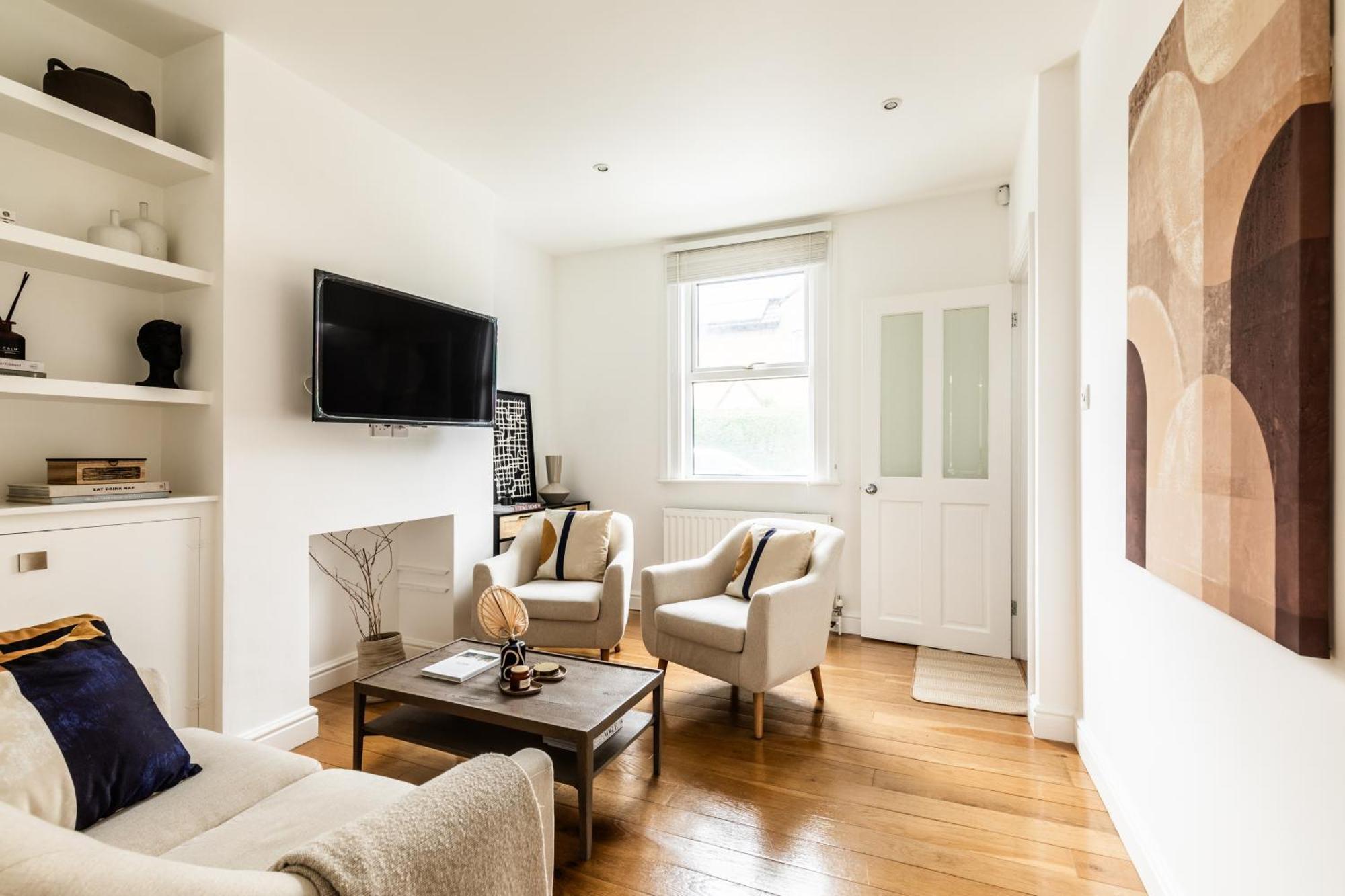 The Broadway - 2 Bedrooms With Parking,