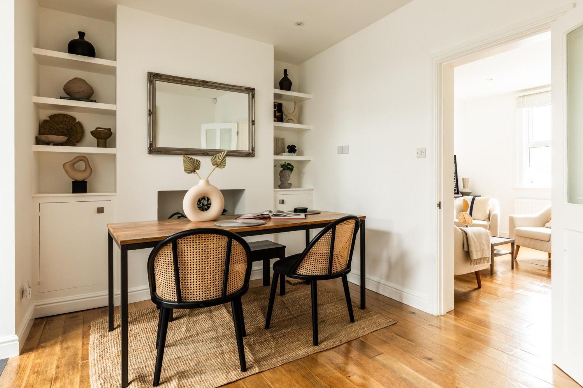The Broadway - 2 Bedrooms With Parking,