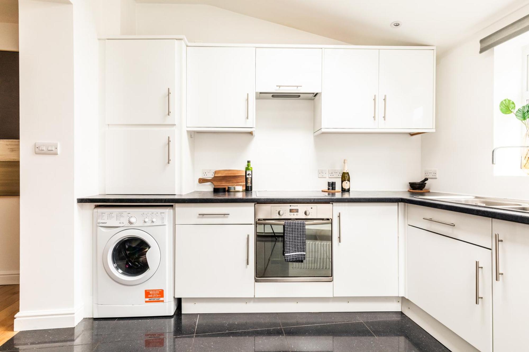 The Broadway - 2 Bedrooms With Parking, Apartment Bath