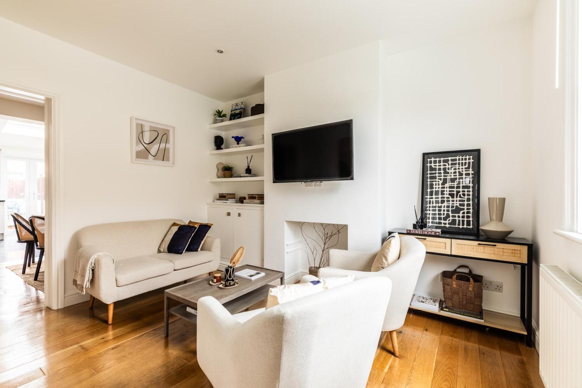 The Broadway - 2 Bedrooms With Parking, Apartment