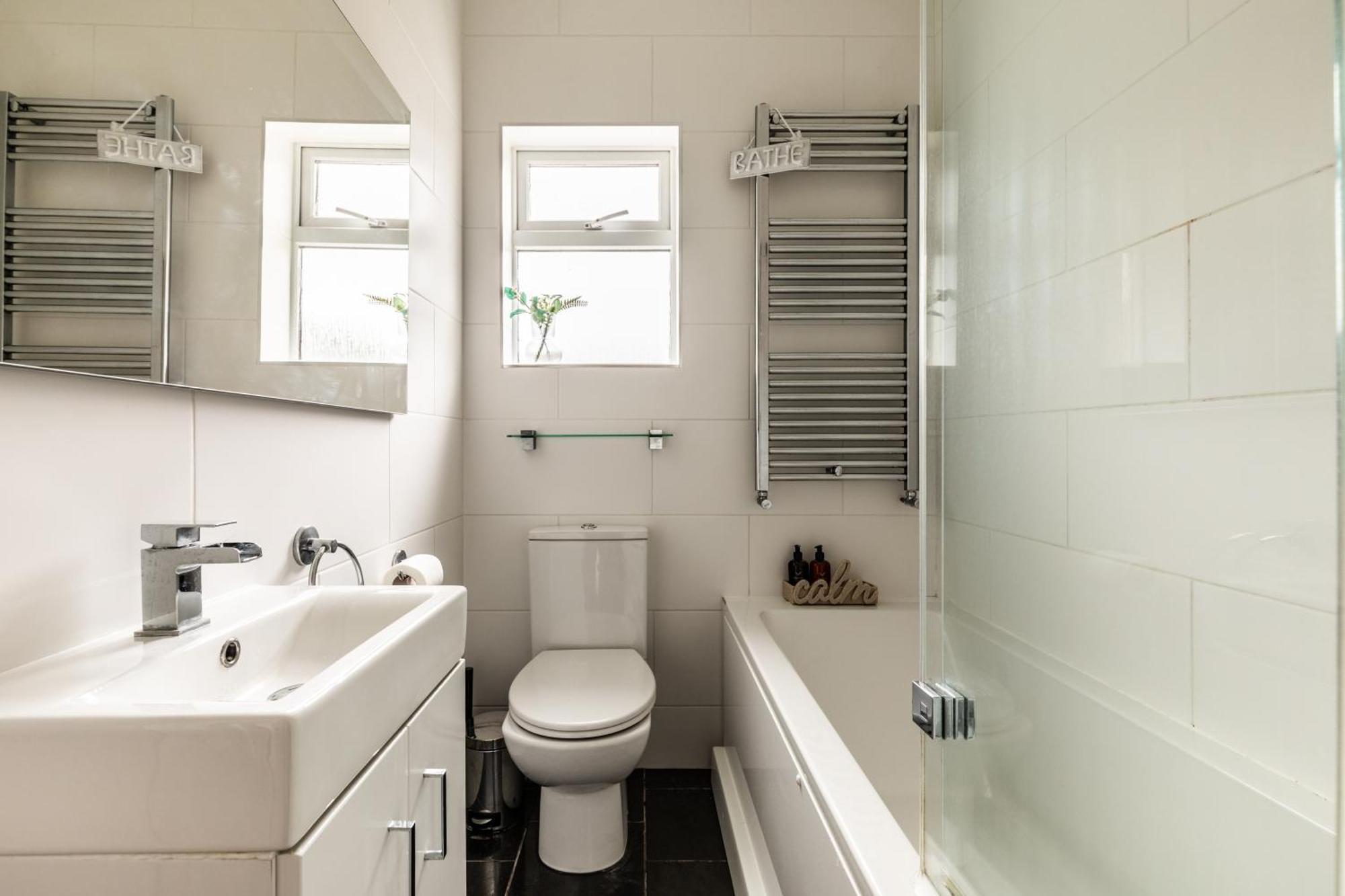 Apartment The Broadway - 2 Bedrooms With Parking,