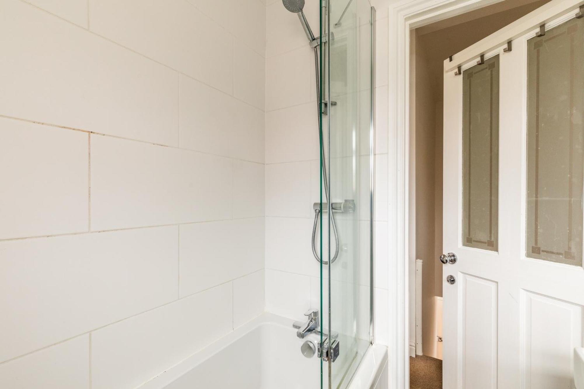 The Broadway - 2 Bedrooms With Parking, * Bath