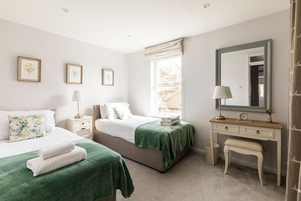 Premium House W Parking - Walk Everywhere * Bath