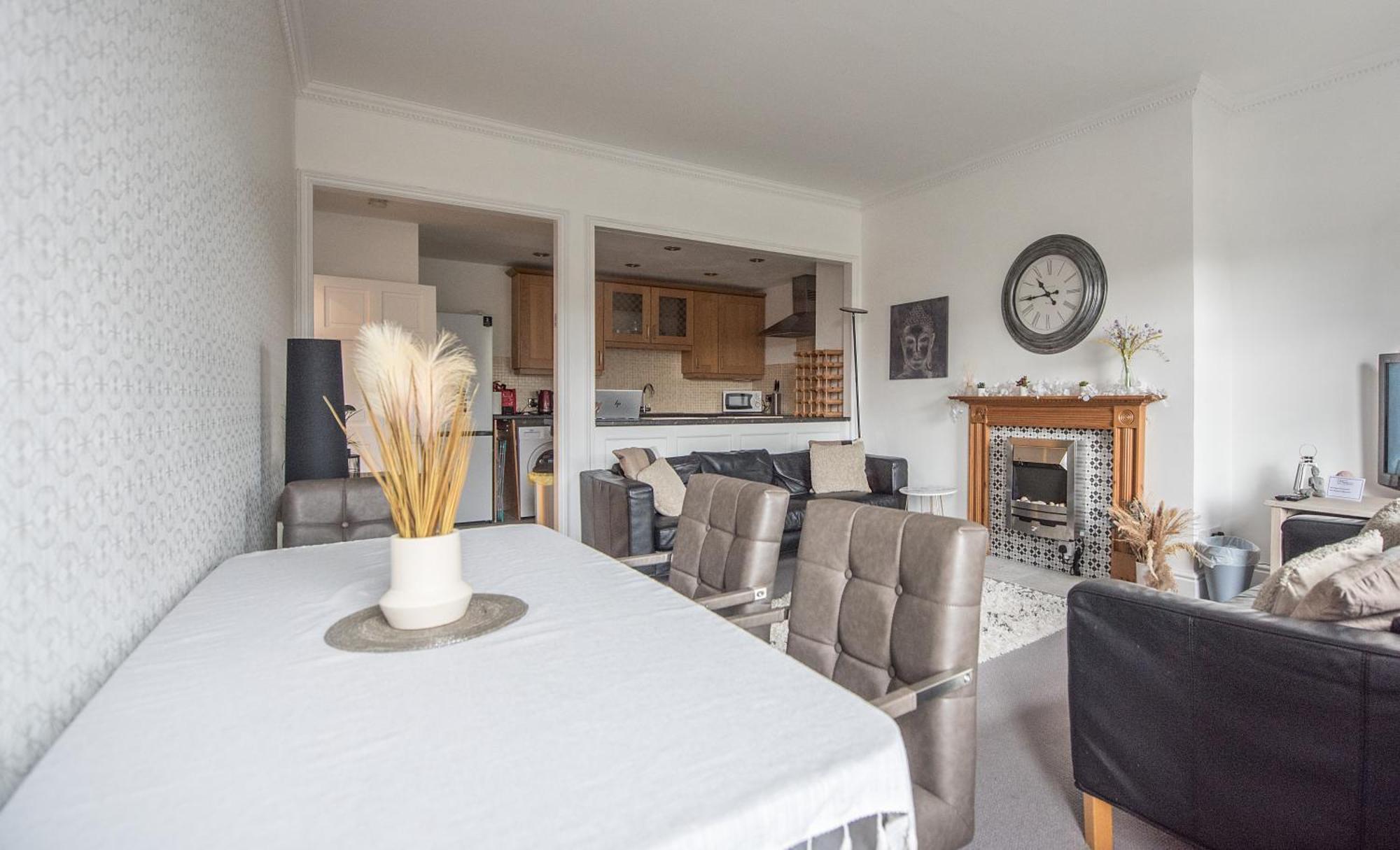Grosvenor Pad - Lovely 2-bed Flat - Free On Street Parking *