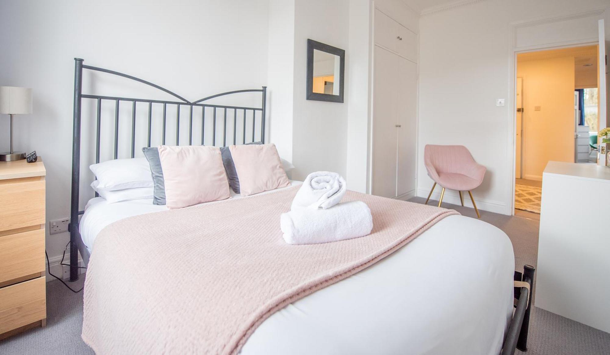 Grosvenor Pad - Lovely 2-bed Flat - Free On Street Parking *