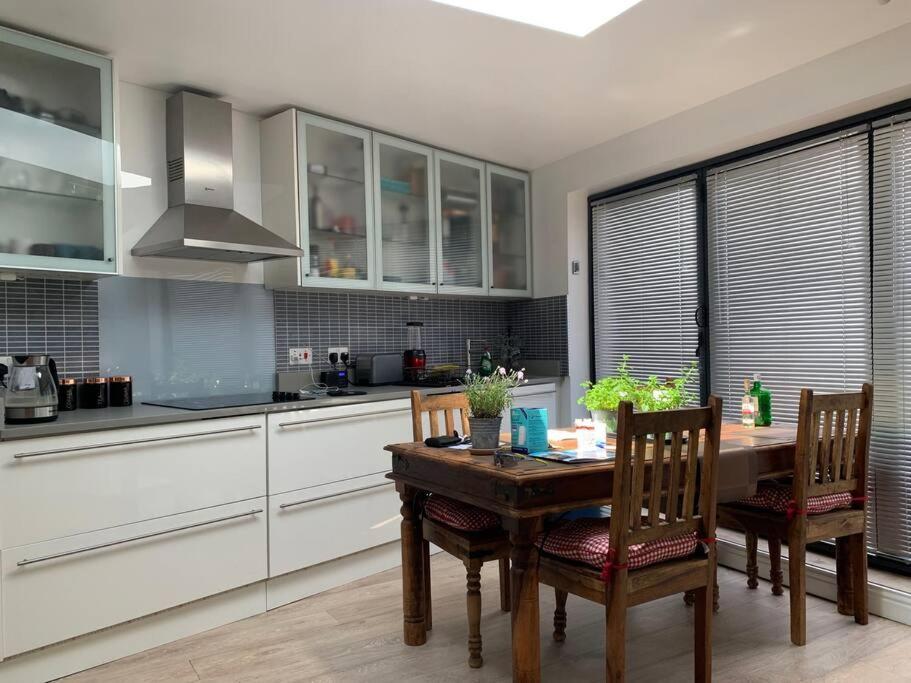 Entire With 2 Car Parking.stunning Views Holiday home