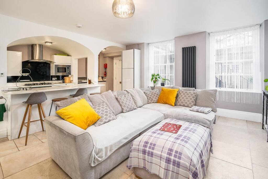 Beautiful Basement Apartment Bath