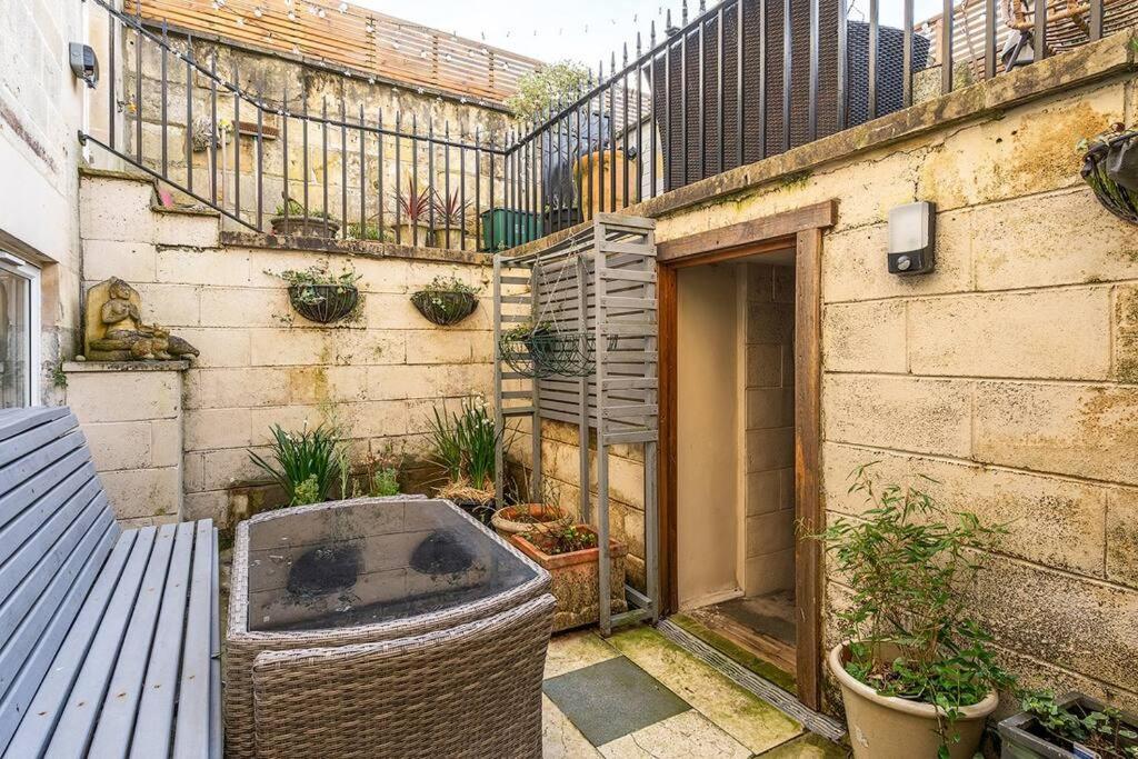 Beautiful Basement Apartment Bath