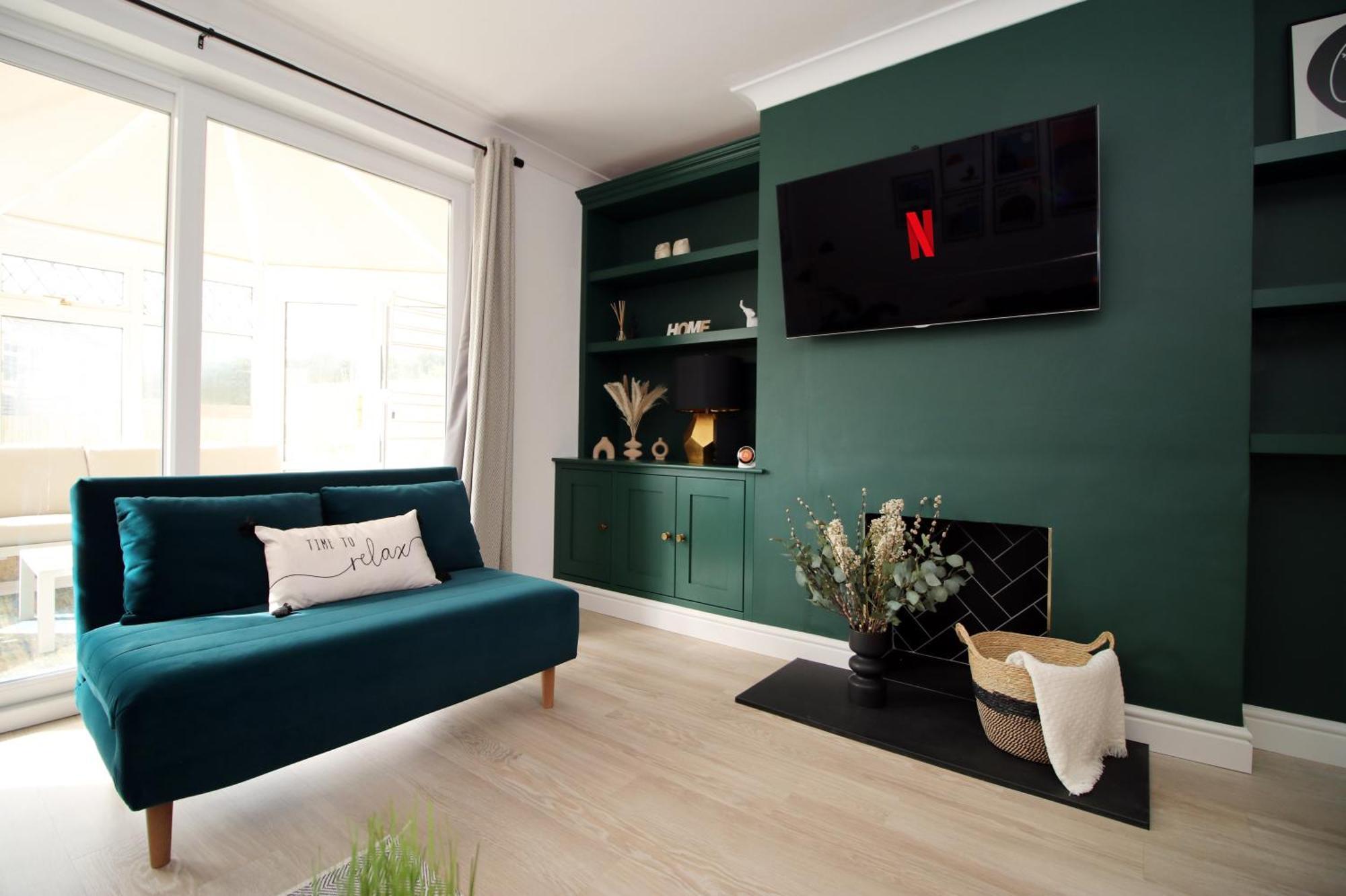 Holiday home Stylish In With Driveway Parking, 10min From