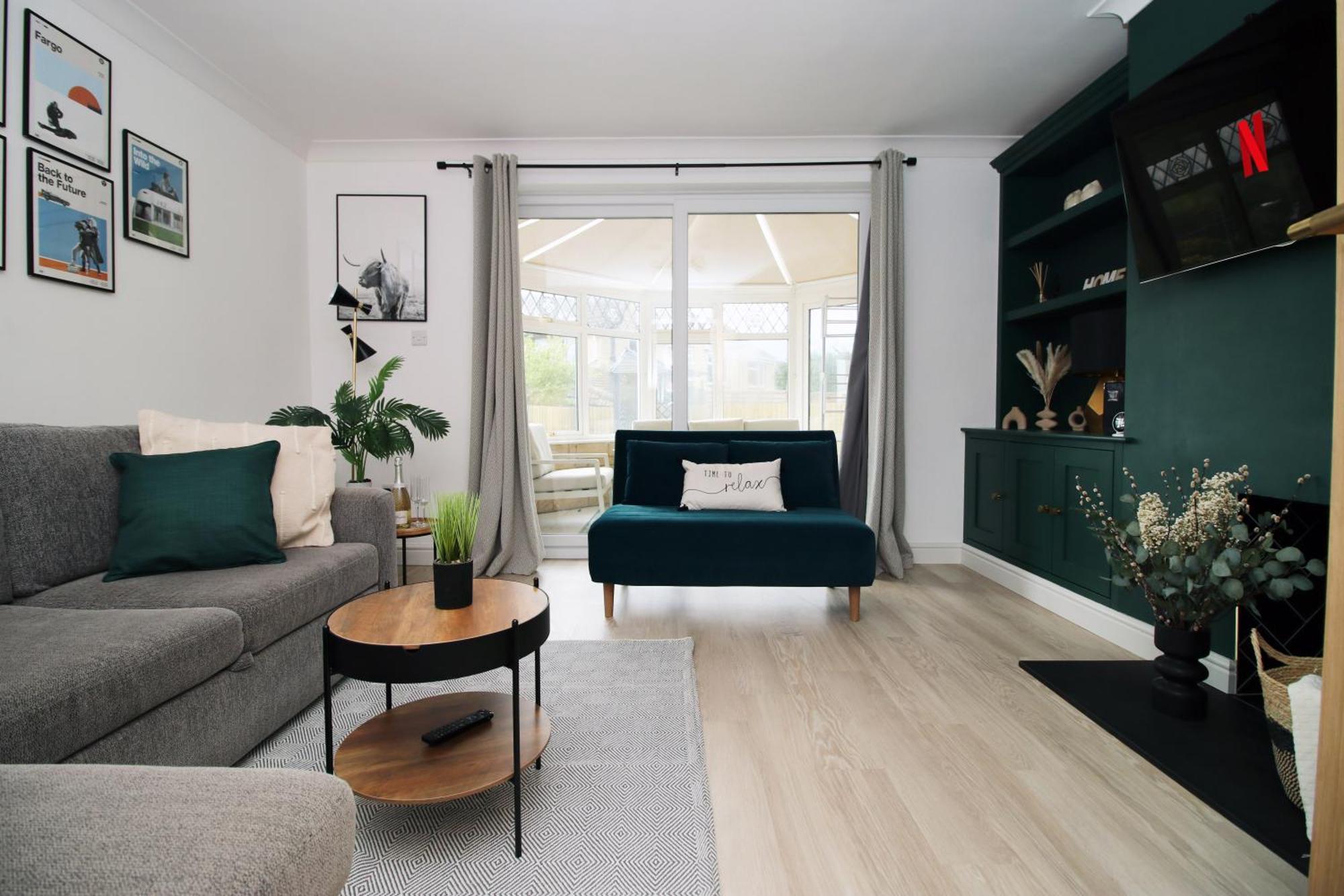 Stylish In With Driveway Parking, 10min From *