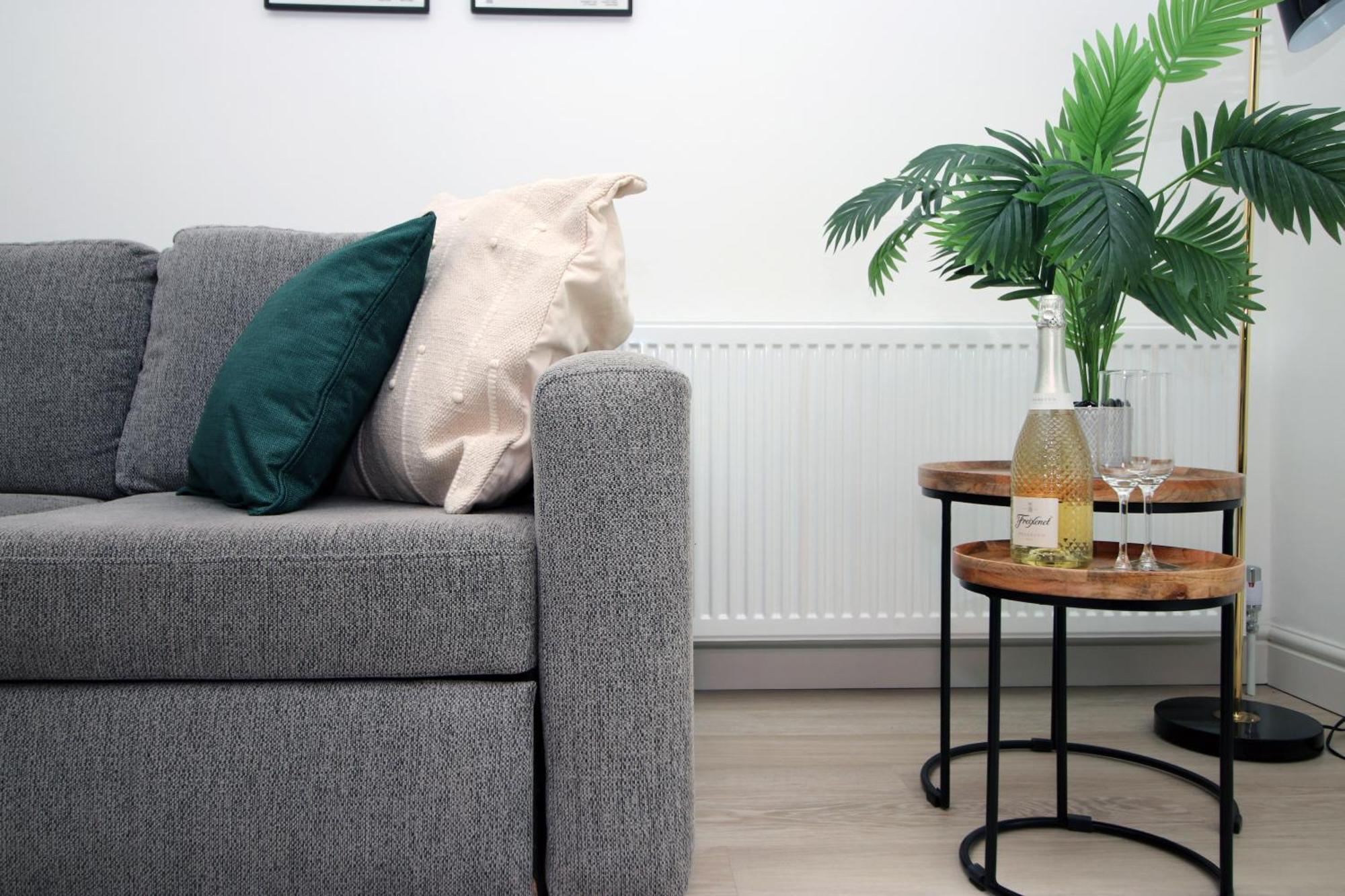 Holiday home Stylish In With Driveway Parking, 10min From