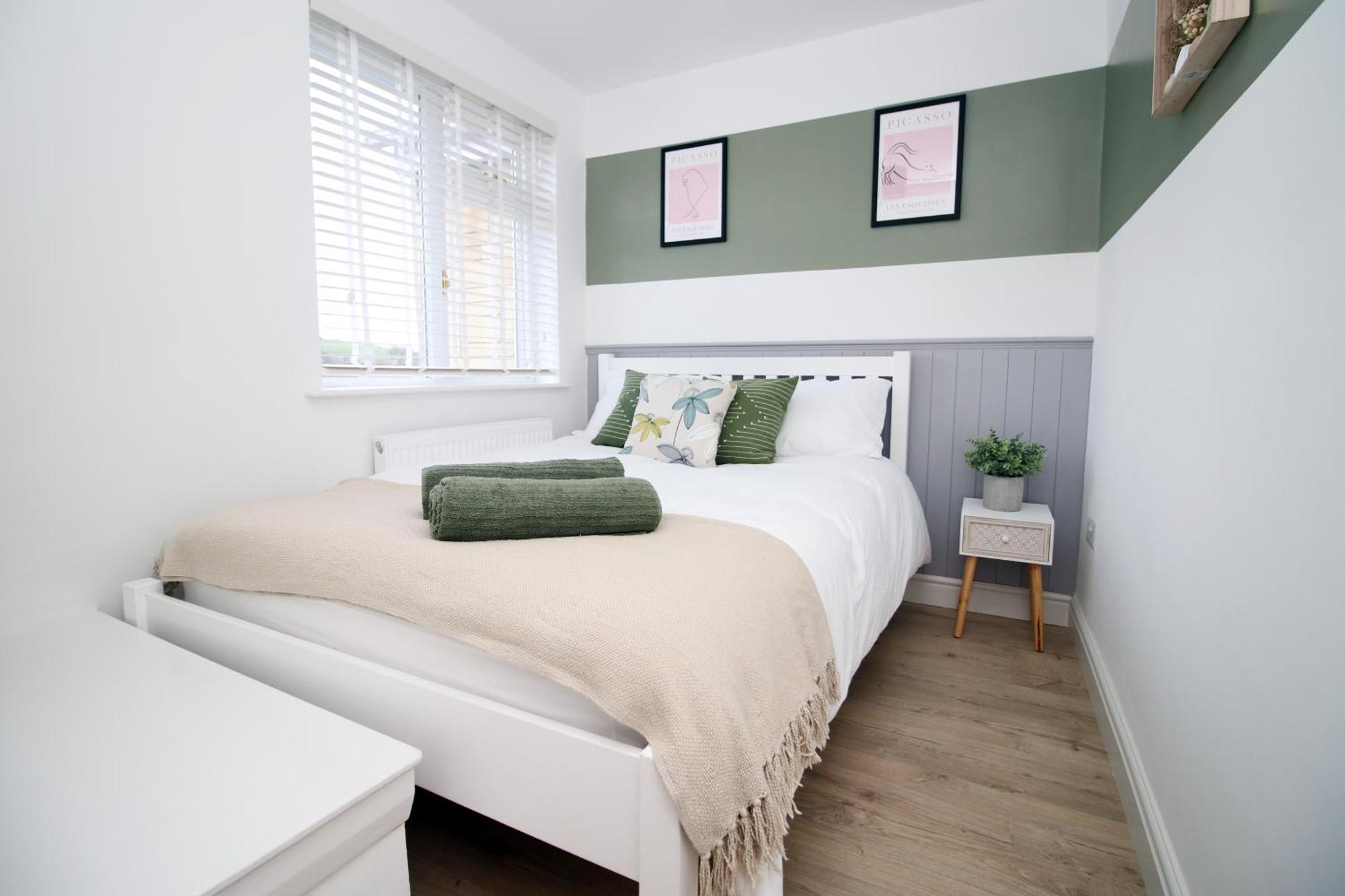 Stylish In With Driveway Parking, 10min From Holiday home