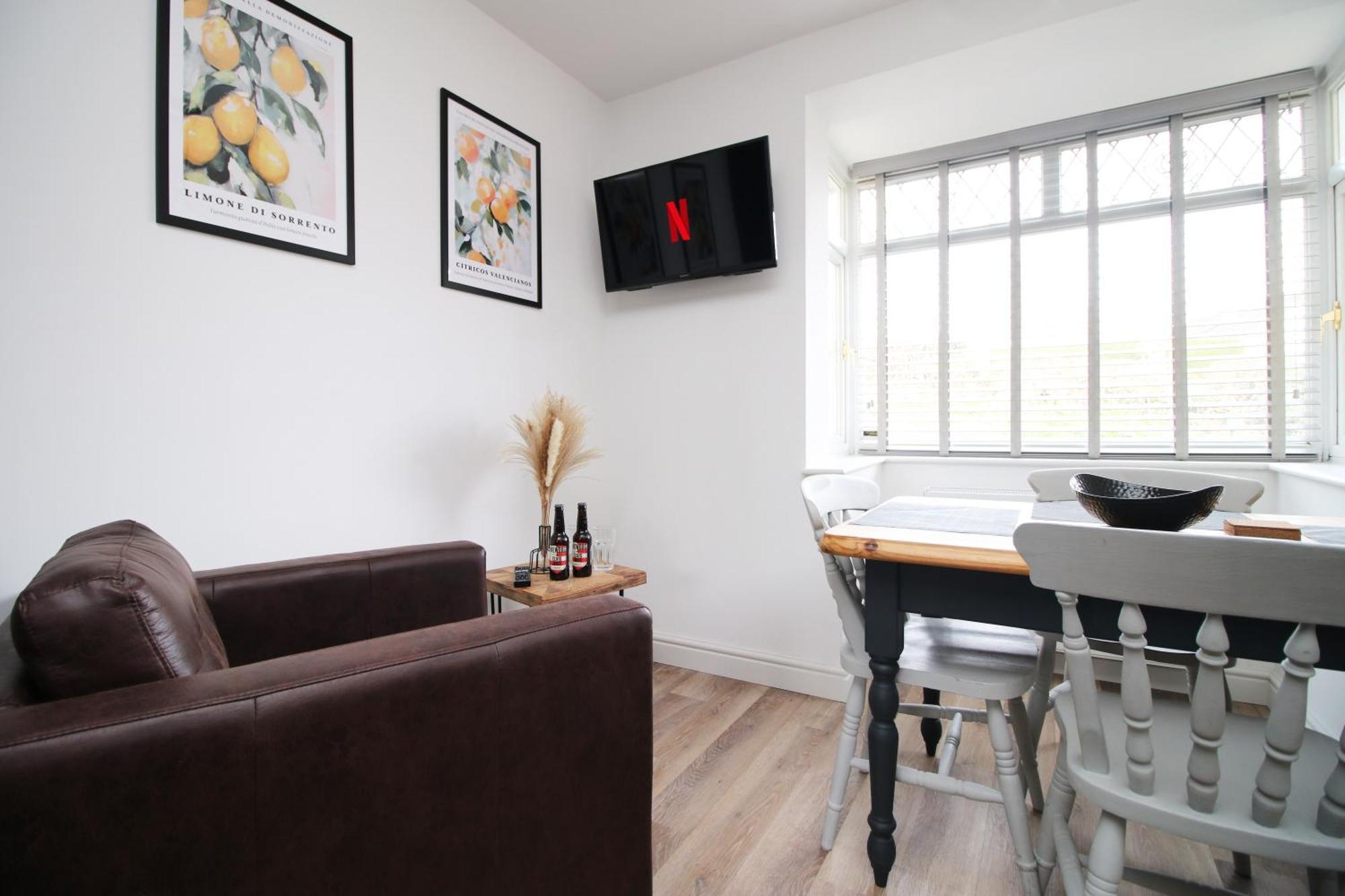Holiday home Stylish In With Driveway Parking, 10min From *