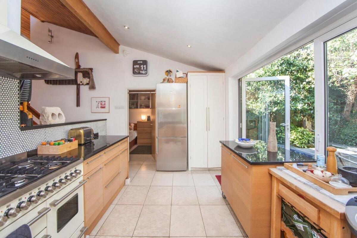※ Relaxing Home- Parking & Gorgeous Gardens *