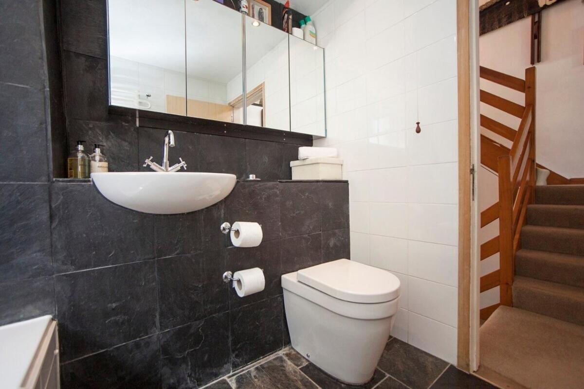 ※ Relaxing Home- Parking & Gorgeous Gardens Holiday home