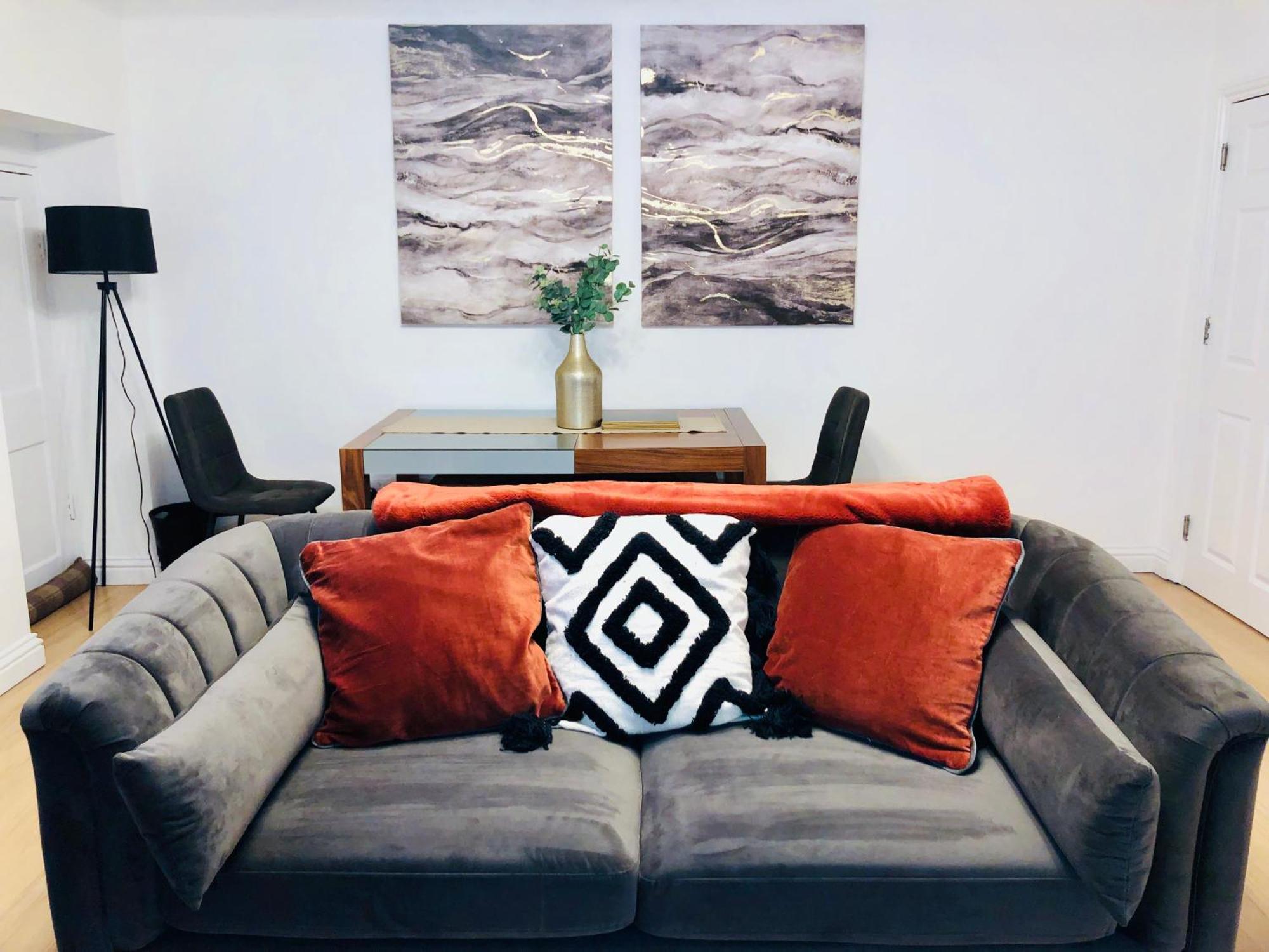 Apartment Superbly Located 2 Bedroom Luxury Bath