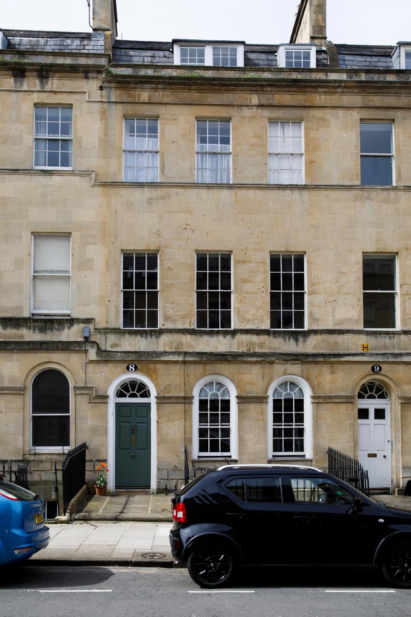 The Pickwick House 2 Bedroom Free Parking Apartment *