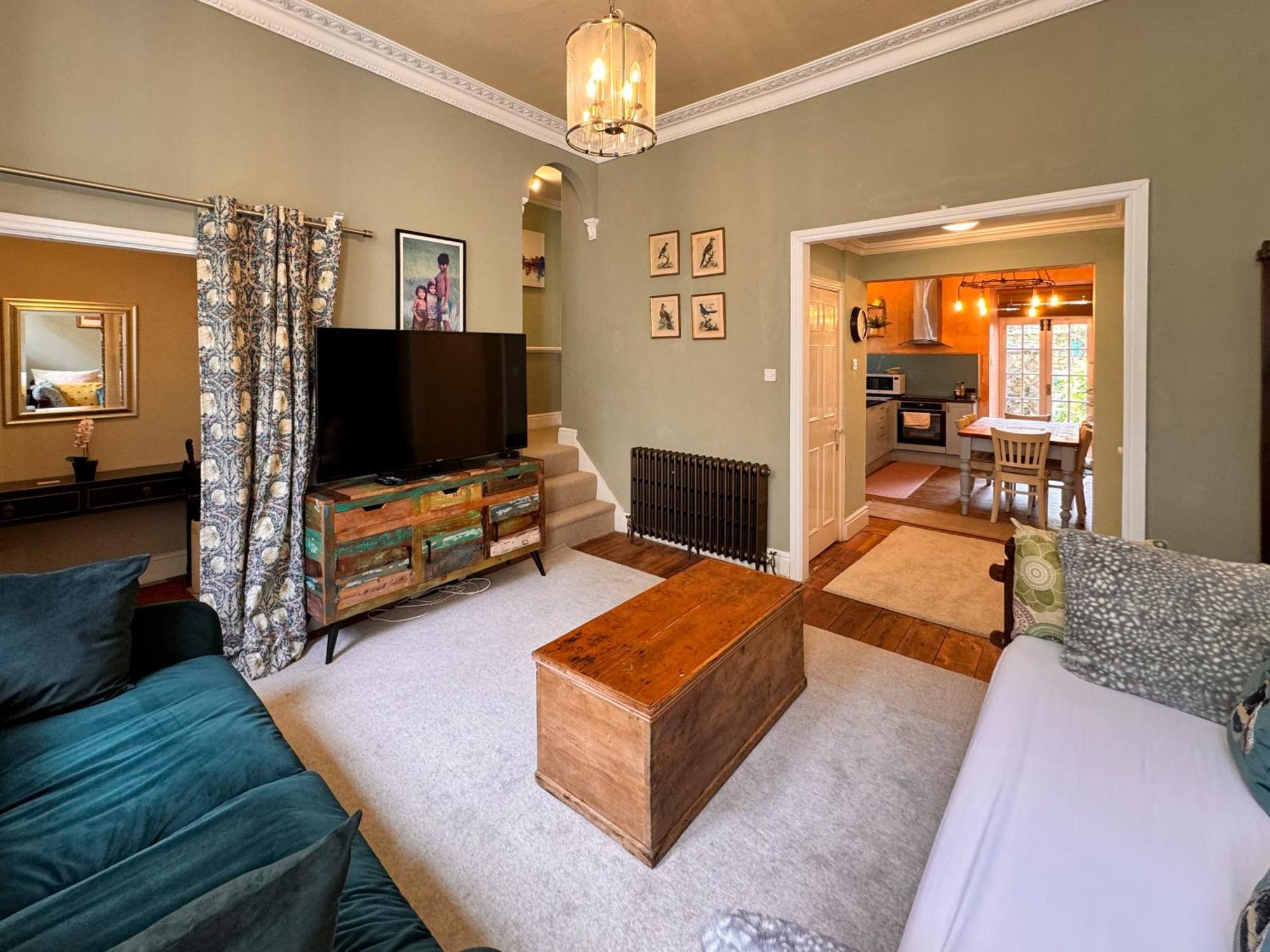 The Pickwick House 2 Bedroom Free Parking