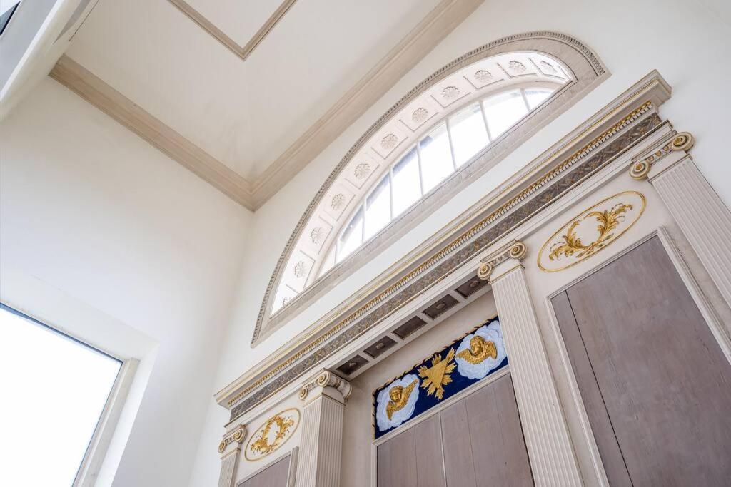 Stunning 2 Bedroom In Converted Chapel Holiday home Bath