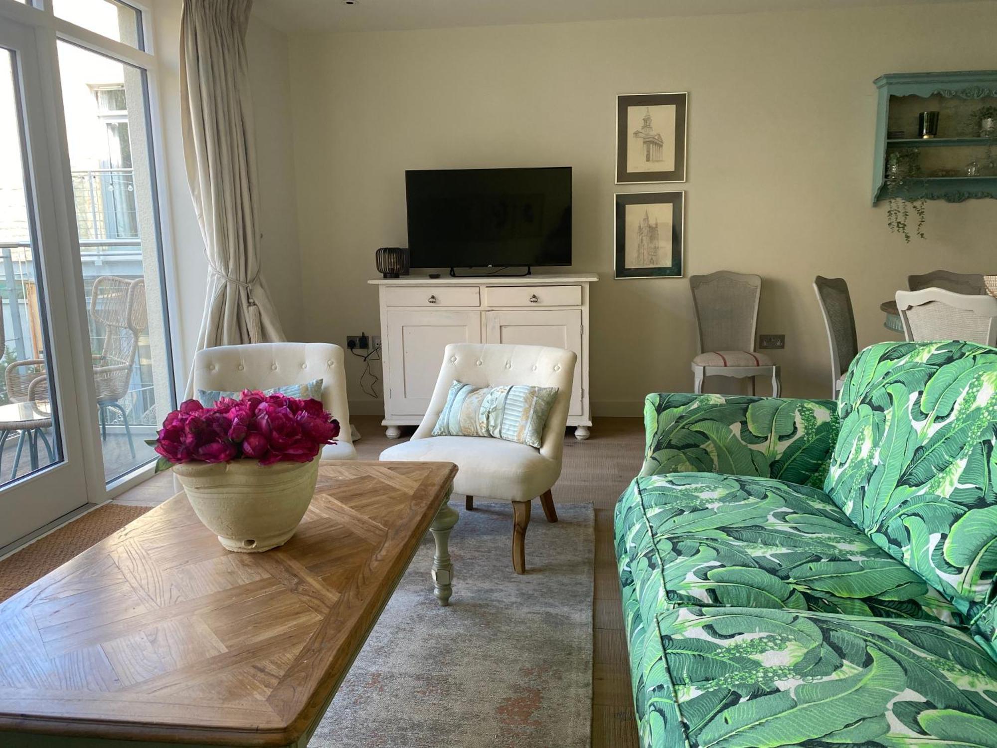 Walcot Yard With Parking, Keys Apartment