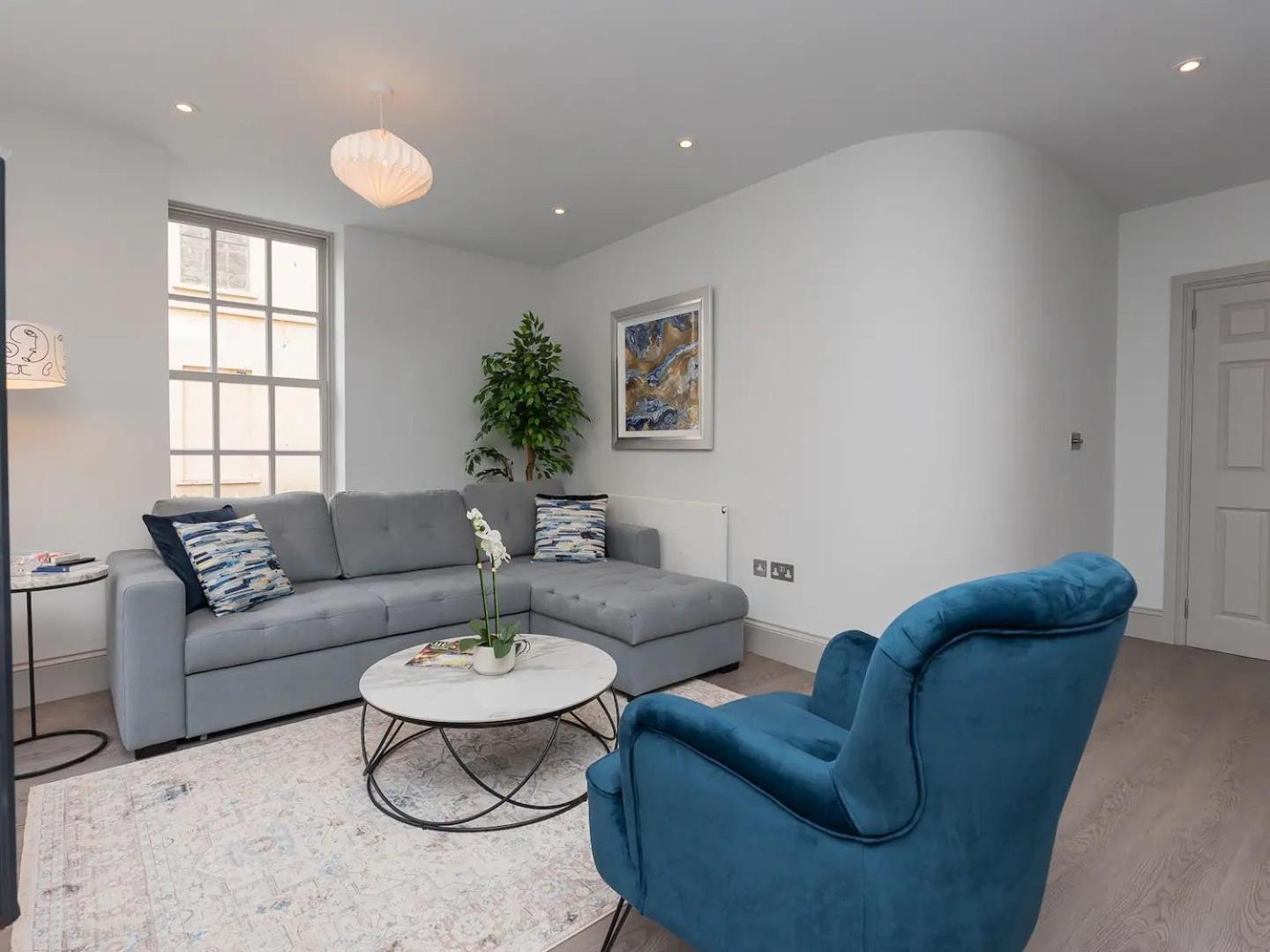Pass The Keys Stylish 2-bed In The Heart Of Bath.