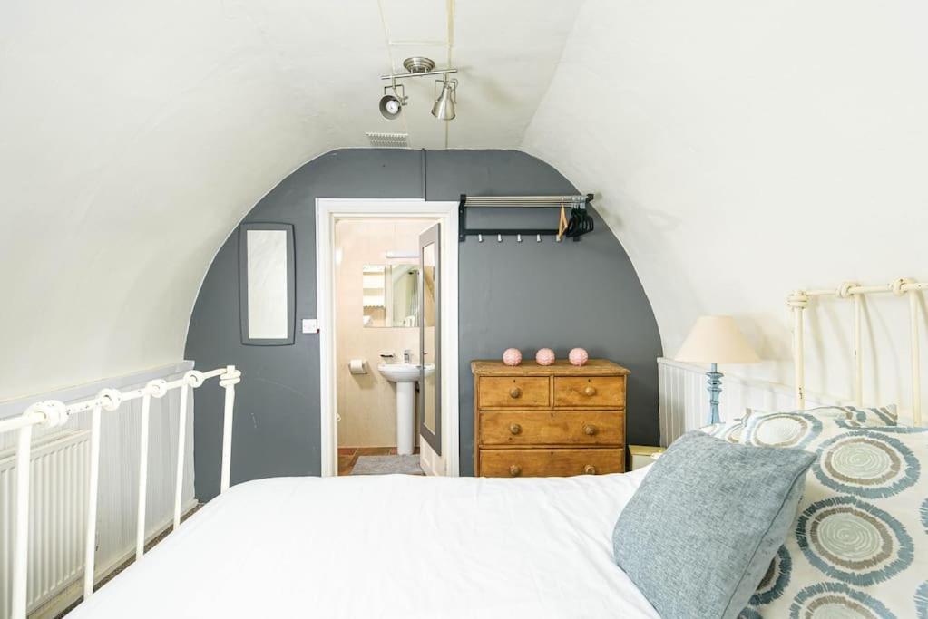 Unique 1 Bedroom Apartment-bath Apartment Bath