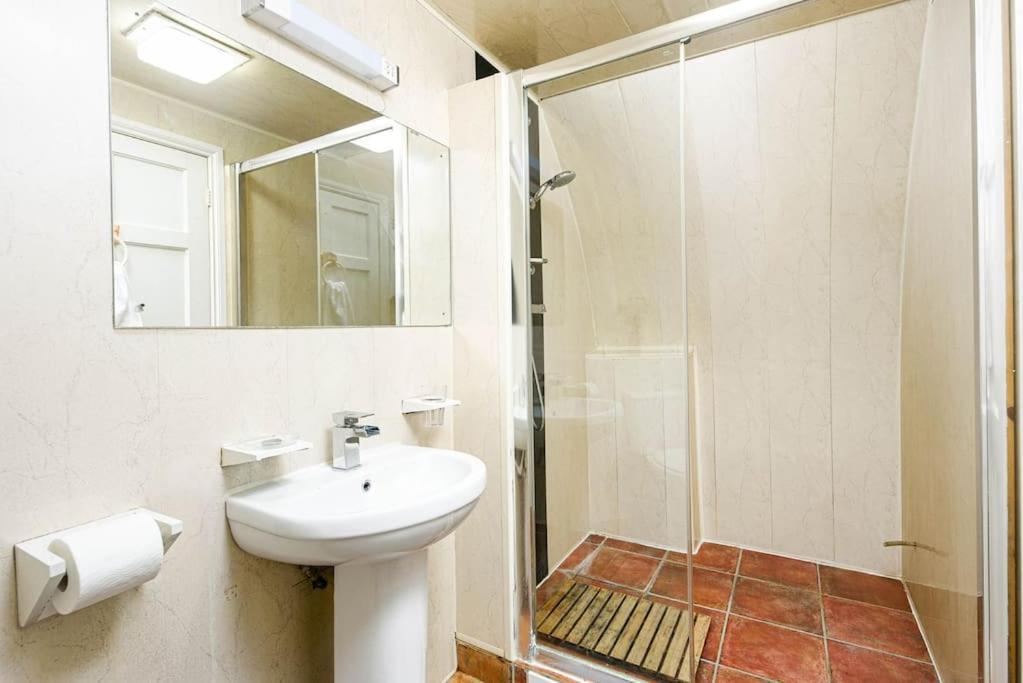 Apartment Unique 1 Bedroom Apartment-bath