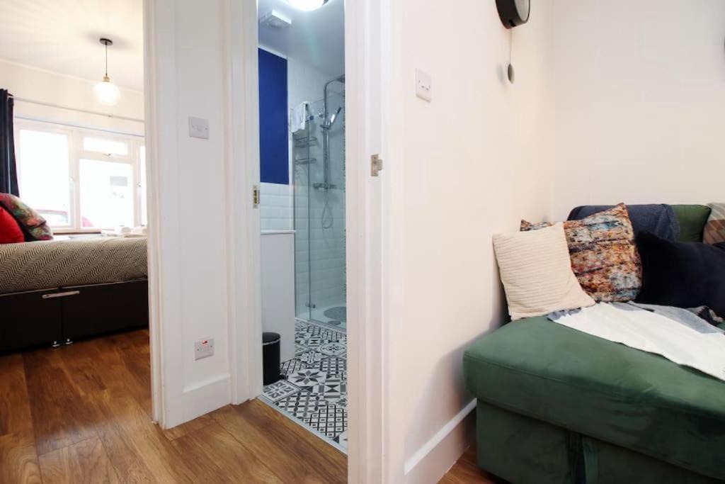 Apartment Cosy 1 Bedroom Flat - Minutes Walk To The Train Station -ideal For Contractors - Business - Family