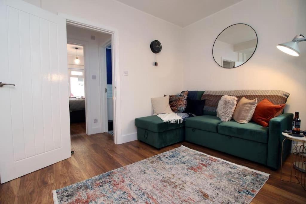 Apartment Cosy 1 Bedroom Flat - Minutes Walk To The Train Station -ideal For Contractors - Business - Family