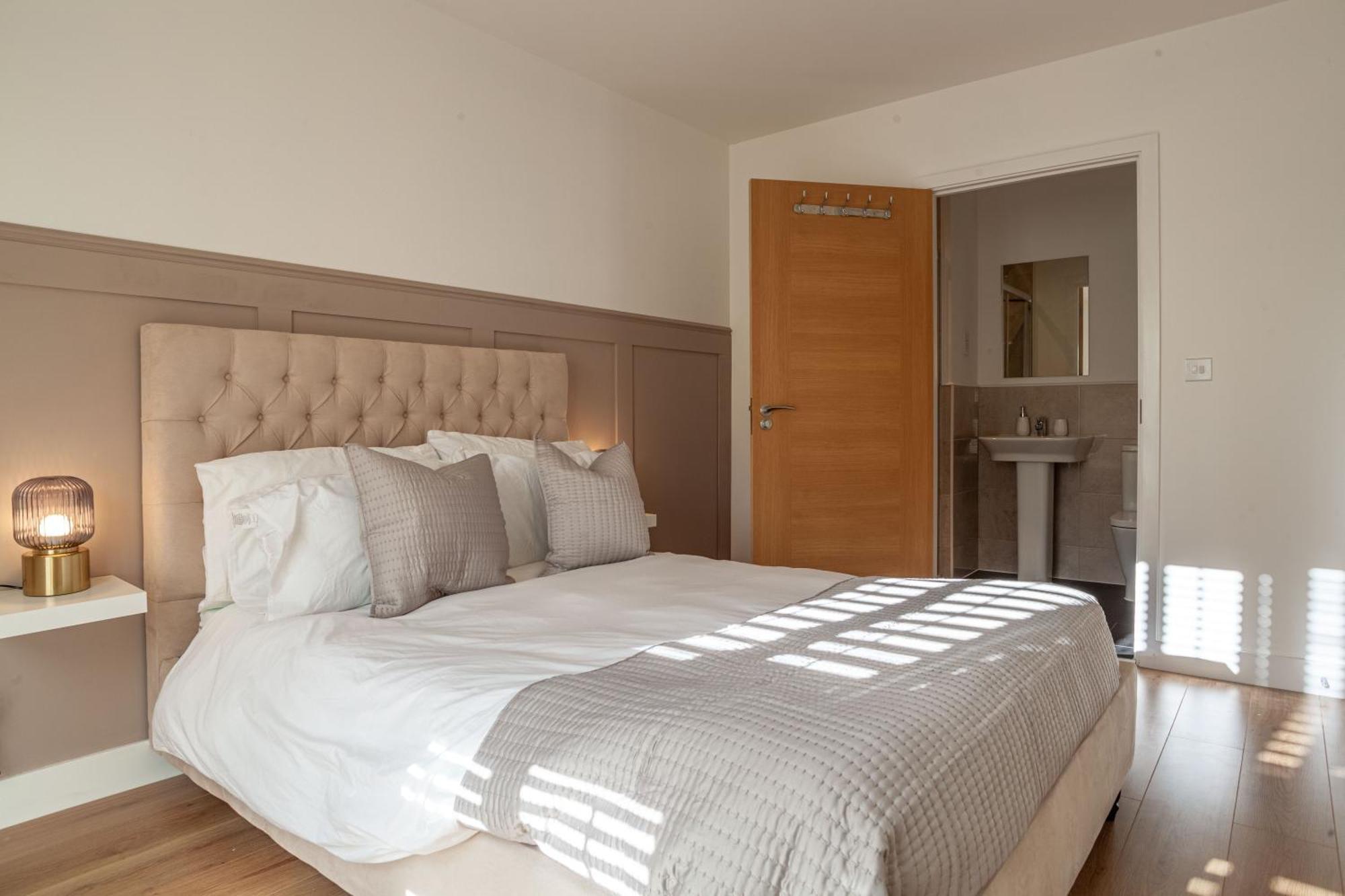 Holiday home Modern 3 Bedroom House With Parking *